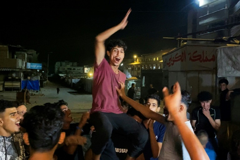 https://d.ibtimes.com/en/full/4627156/men-celebrated-southern-gazas-khan-yunis-after-deal-was-announced.jpg