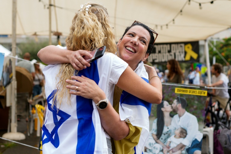 https://d.ibtimes.com/en/full/4627198/israelis-jumped-clapped-sang-hostages-square-tel-aviv-following-announcement.jpg