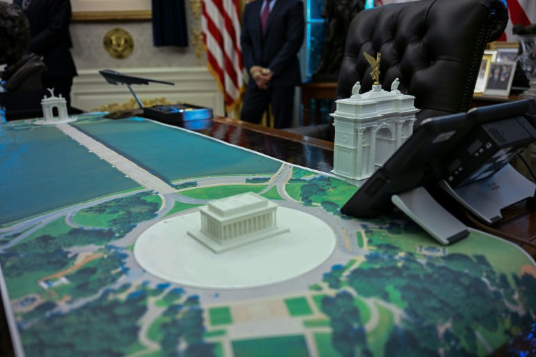 https://d.ibtimes.com/en/full/4627371/plan-arch-across-lincoln-memorial-seen-resolute-desk-us-president-donald-trump-meets.jpg