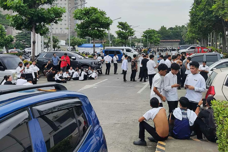 https://d.ibtimes.com/en/full/4627446/employees-shopping-mall-gather-outside-building-davao-city-southern-island-mindanao-after.jpg