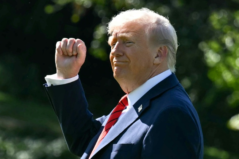 https://d.ibtimes.com/en/full/4627567/us-president-donald-trump-gestures-he-walks-marine-one-south-lawn-white-house-washington.jpg