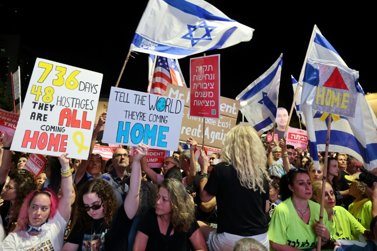 https://d.ibtimes.com/en/full/4627860/people-gather-hostages-square-tel-aviv-celebrate-agreement-signed-between-israel-hamas.jpg