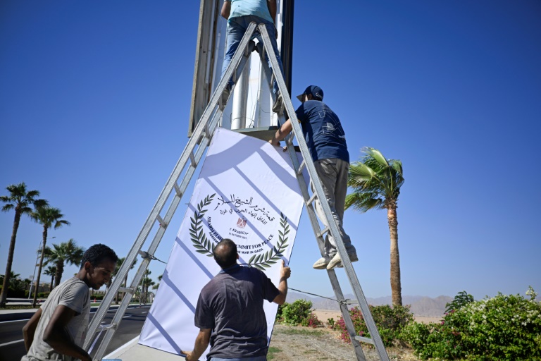 https://d.ibtimes.com/en/full/4627951/municipal-workers-hang-sign-advertising-upcoming-us-egyptian-hosted-gaza-peace-summit-sharm.jpg