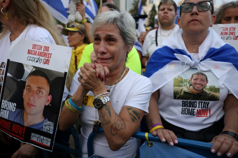 https://d.ibtimes.com/en/full/4627982/des-israeliens-brandissant-des-portraits-dotages-israeliens-encore-retenus-a-gaza-attendent-leur.jpg