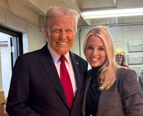 https://d.ibtimes.com/en/full/4628048/pam-bondi-donald-trump.png