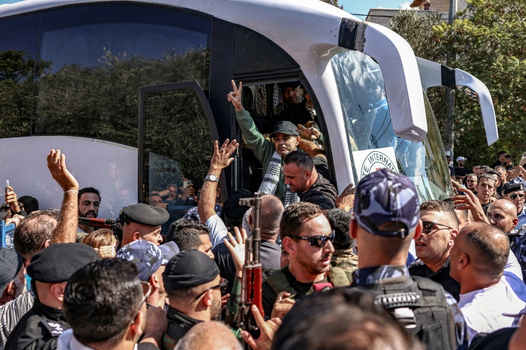 https://d.ibtimes.com/en/full/4628067/huge-crowds-gathered-welcome-home-palestinians-freed-israeli-jails.jpg