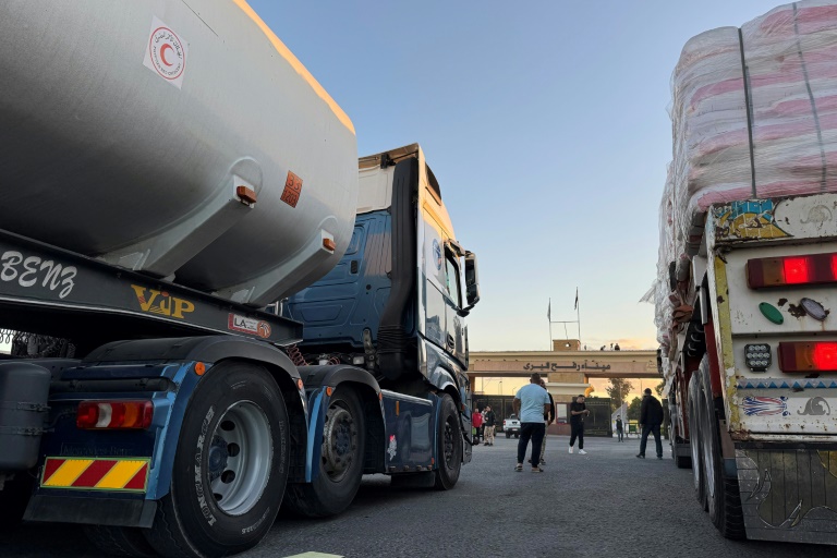 https://d.ibtimes.com/en/full/4628698/trucks-loaded-humanitarian-aid-egyptian-side-rafah-wait-cross-border.jpg