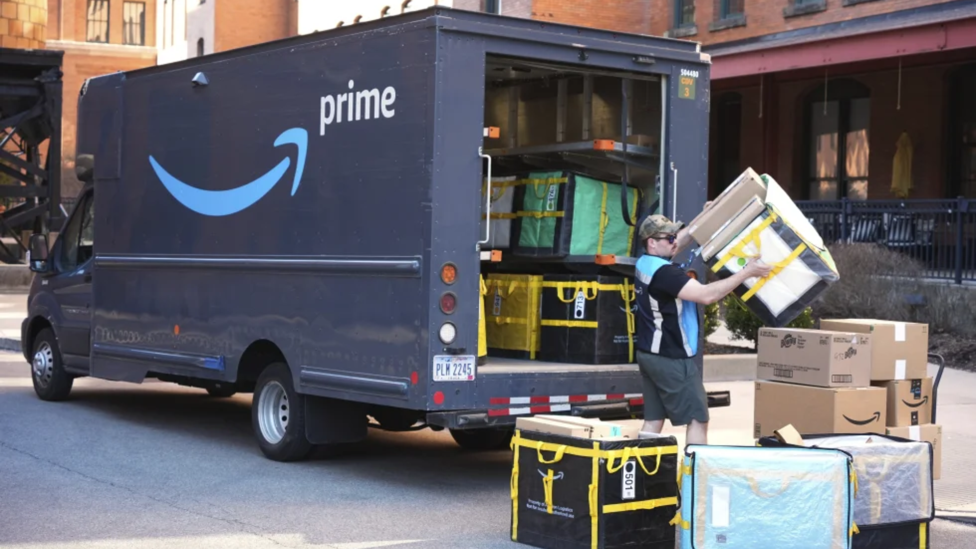 Demissões na Amazon em 2025: Quantos serão afetados? A IA está substituindo mais do que a empresa admite?