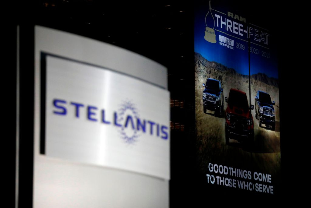 https://d.ibtimes.com/en/full/4629050/stellantis-italy-near-agreement-new-hybrid-ev-model-mirafiori-amid-union-pressure.jpg