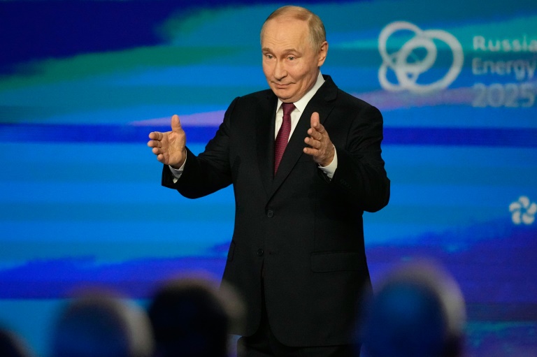 https://d.ibtimes.com/en/full/4629094/russia-relies-sales-oil-gas-fill-its-state-coffers.jpg