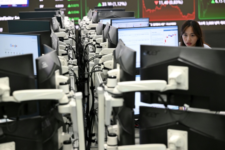 Asian Stocks Fall With Wall St As US Credit Fears Add To Worries Asian Stocks Fall With Wall St As US Credit Fears Add To Worries