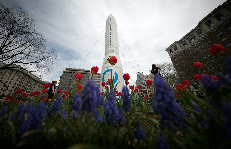 https://d.ibtimes.com/en/full/4629345/inflatable-nuclear-missile-balloon-installed-protest-group-global-zero-washington-april-1.jpg