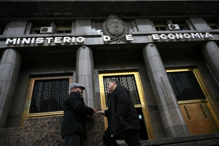 https://d.ibtimes.com/en/full/4629409/el-ministerio-de-economi-de-argentina-en-buenos-aires-en-una-imagen-del-8-de-septiembre-de-2025.jpg