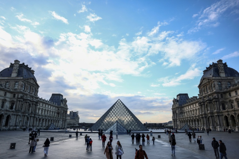 Power Tool-wielding Robbers Flee Louvre With ‘Priceless’ Jewellery