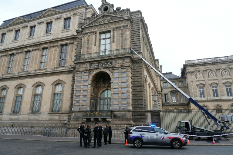 French Police Hunt Louvre Jewel Thieves