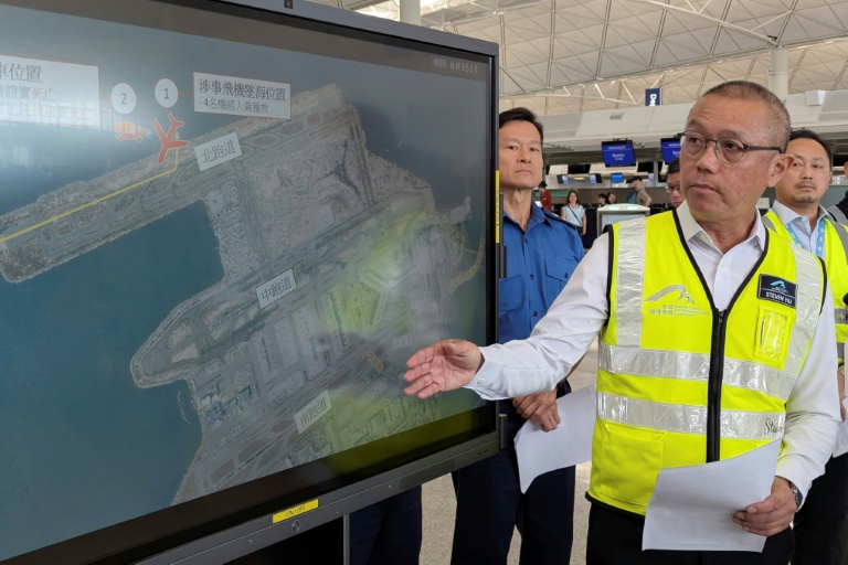 https://d.ibtimes.com/en/full/4629698/steven-yiu-airport-authority-hong-kongs-executive-director-operations-briefs-reporters-after.jpg
