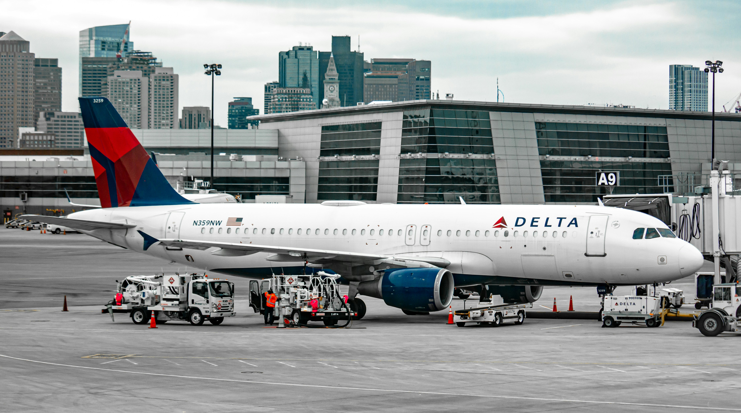 https://d.ibtimes.com/en/full/4629792/white-passenger-plane-airport-during-daytime.jpg