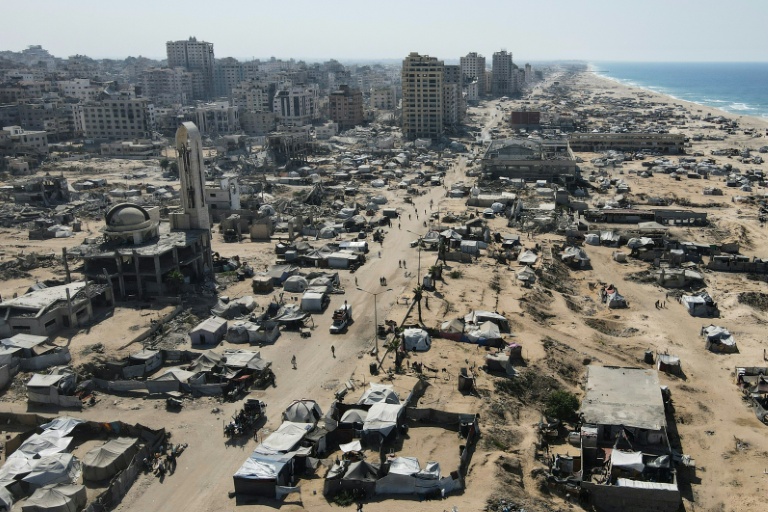 https://d.ibtimes.com/en/full/4630061/tents-sheltering-displaced-palestinians-war-damaged-area-surrounding-gaza-citys-port-october.jpg