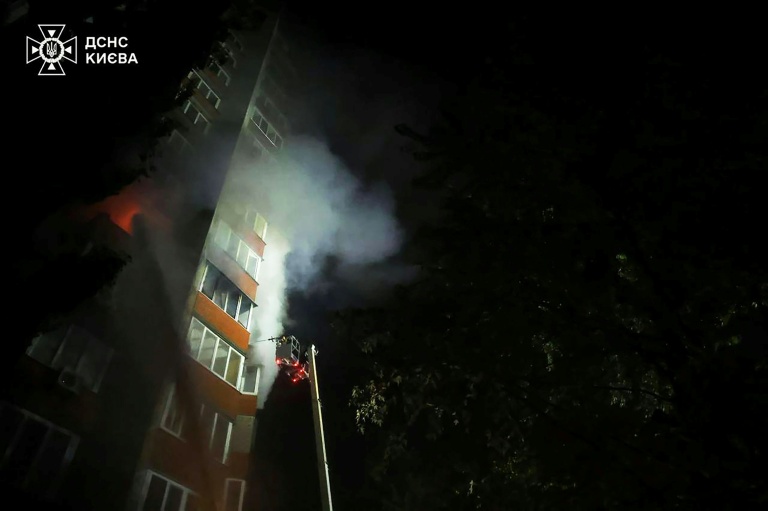 https://d.ibtimes.com/en/full/4630338/russian-strikes-kill-six-cut-power-across-ukraine.jpg
