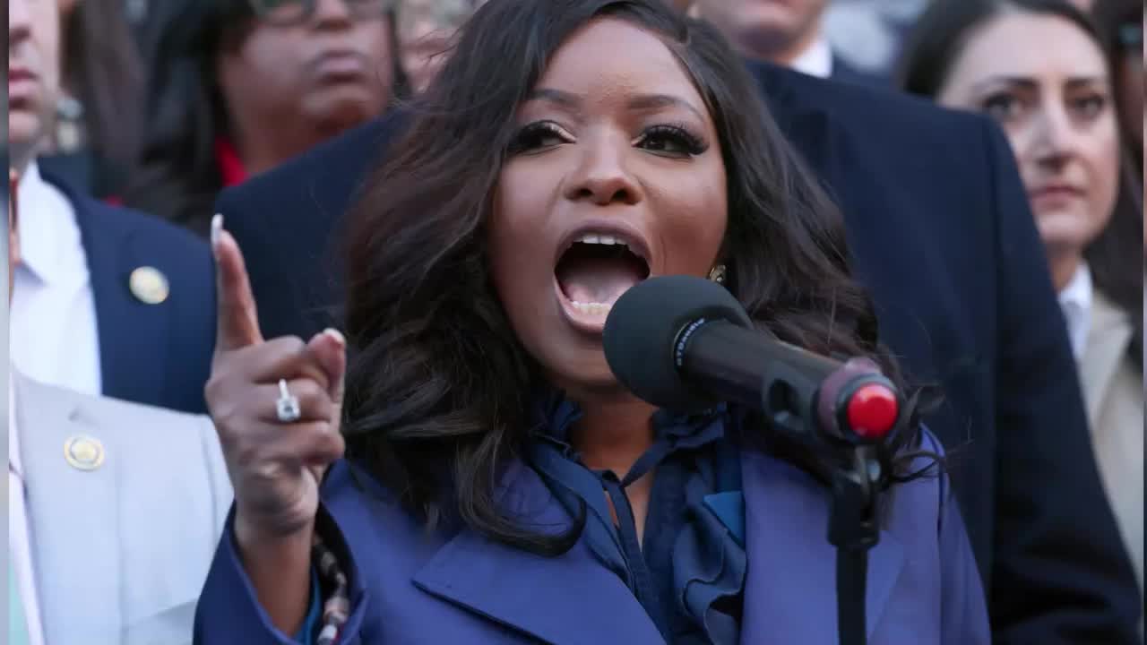 https://d.ibtimes.com/en/full/4630507/jasmine-crockett-fires-back-trumps-low-iq-remark.jpg