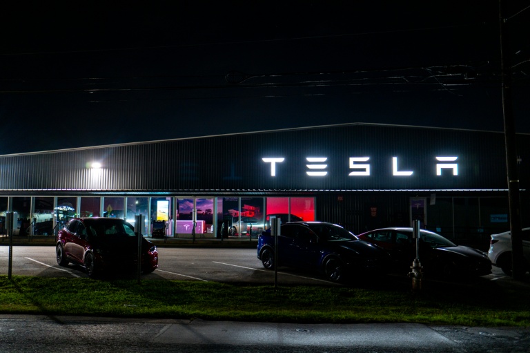 https://d.ibtimes.com/en/full/4630540/tesla-profits-fell-due-higher-costs-despite-boost-revenues-increased-auto-sales.jpg