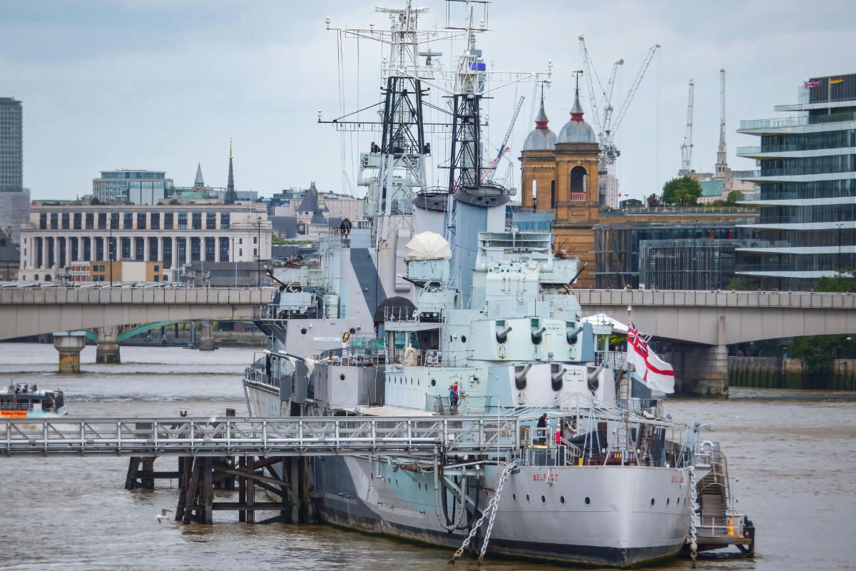 https://d.ibtimes.com/en/full/4630716/royal-navy-intercepts-russian-ship.png