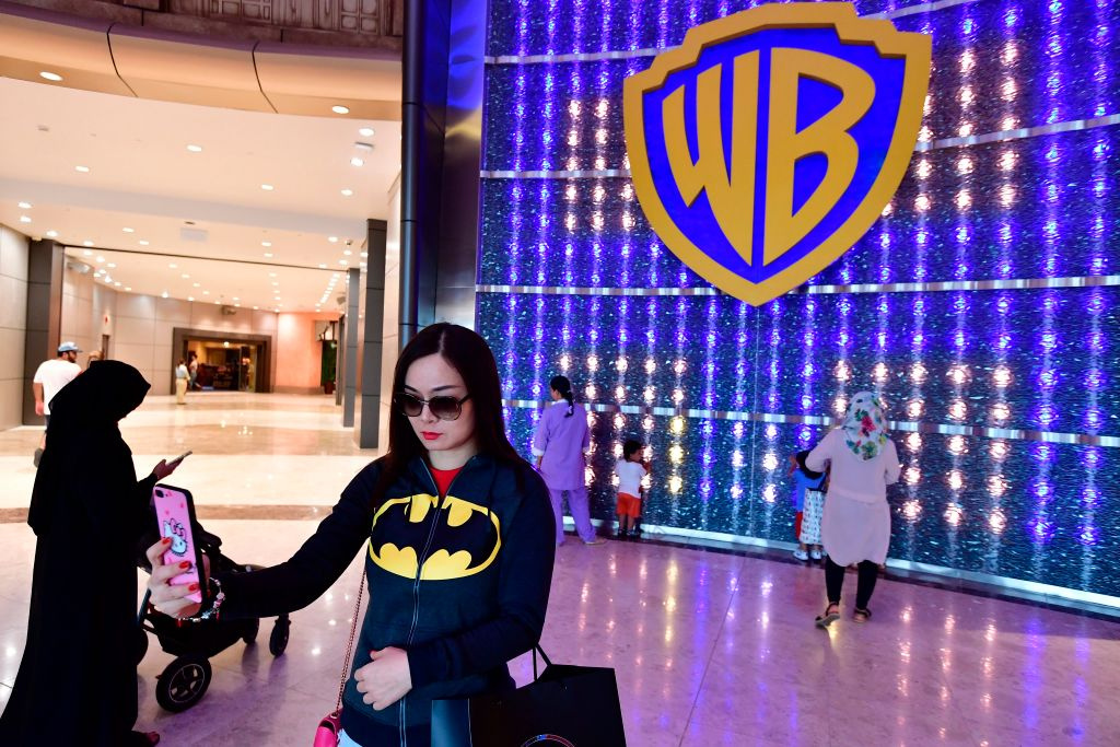 https://d.ibtimes.com/en/full/4630941/warner-bros-discovery-plans-sell-half-its-movie-tv-music-catalog-report.jpg
