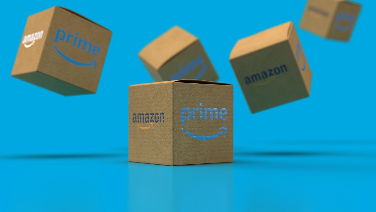 Amazon to Hire 250,000 Seasonal Workers Despite Laying Off 30,000 Corporate Staff thumbnail