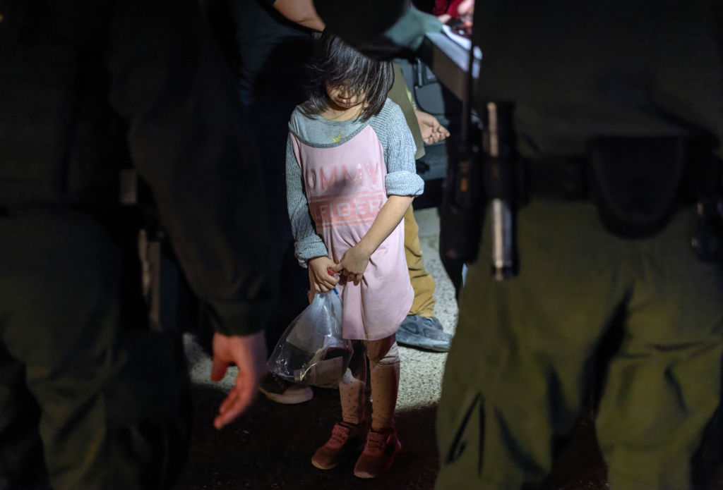 DHS Aplica Multas de US$ 5.000 a Adolescentes Desacompanhados na Fronteira: Críticas e Preocupações