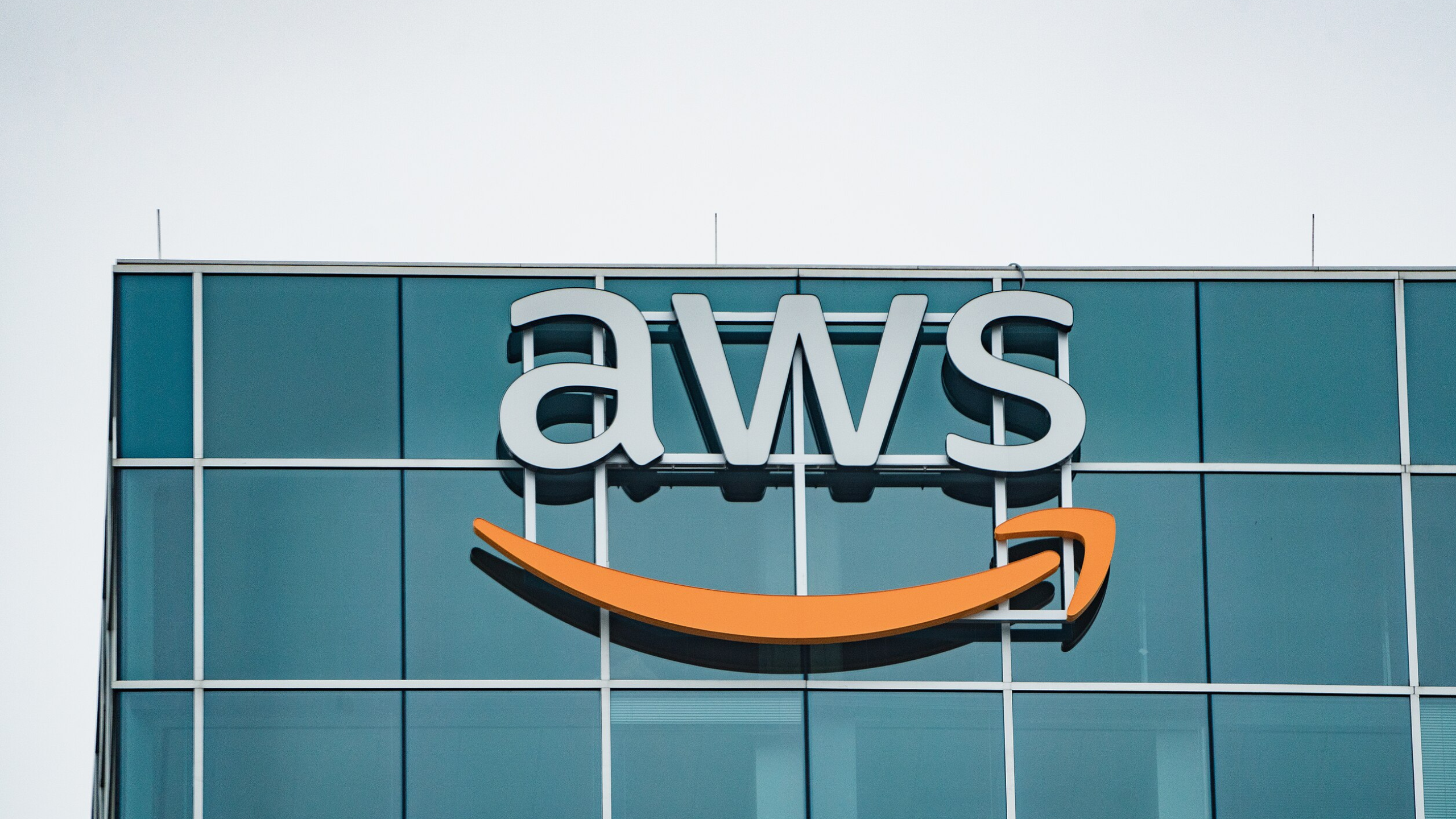 https://d.ibtimes.com/en/full/4631677/aws-outage-affects-major-uk-banks.png