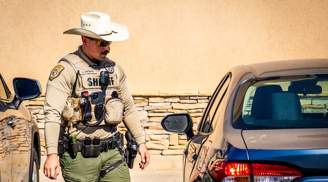 Mexican Consulate in Arizona Alerts Its Nationals In the Community After Local Sheriff Partners With ICE Mexican Consulate in Arizona Alerts Its Nationals In the Community After Local Sheriff Partners With ICE