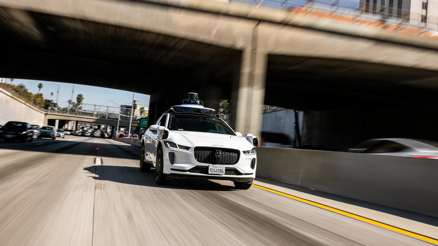 https://d.ibtimes.com/en/full/4633948/waymo-freeway.png