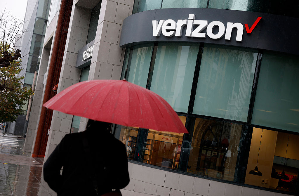 https://d.ibtimes.com/en/full/4634067/verizon-transform-180-stores-franchises-cutting-thousands.jpg