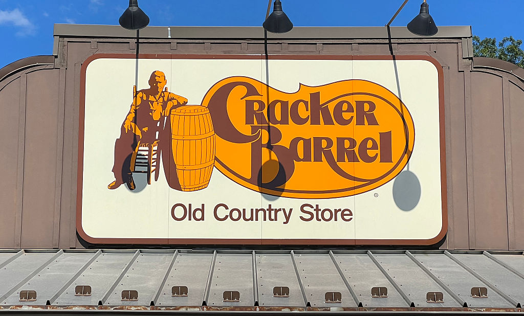 https://d.ibtimes.com/en/full/4634687/cracker-barrel-returns-old-timer-logo-after-losing-143.jpg
