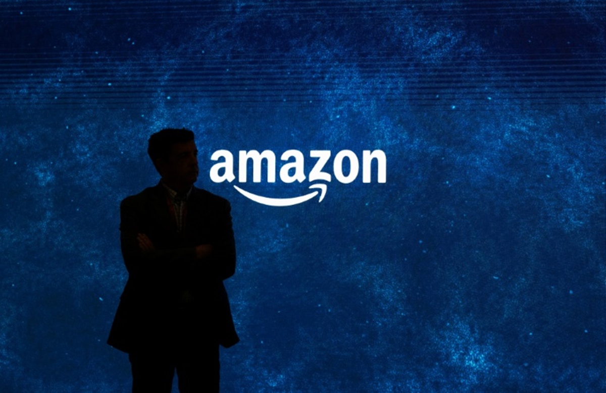 https://d.ibtimes.com/en/full/4635235/man-standing-front-amazon-logo.jpg