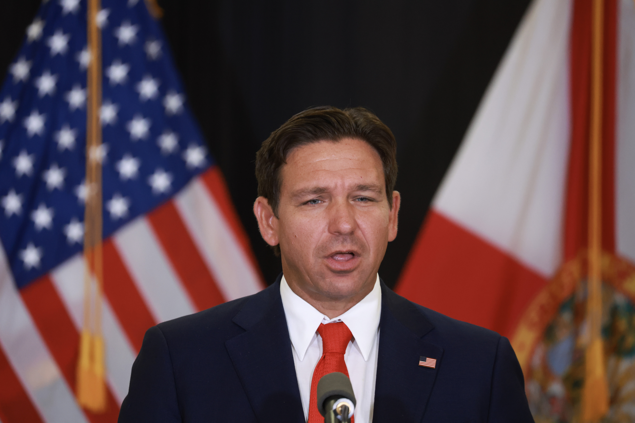 https://d.ibtimes.com/en/full/4636608/governor-ron-desantis.jpg