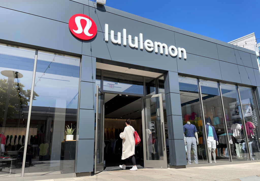 Lululemon Faces Leadership Change Amid Intensifying Athleisure Competition thumbnail