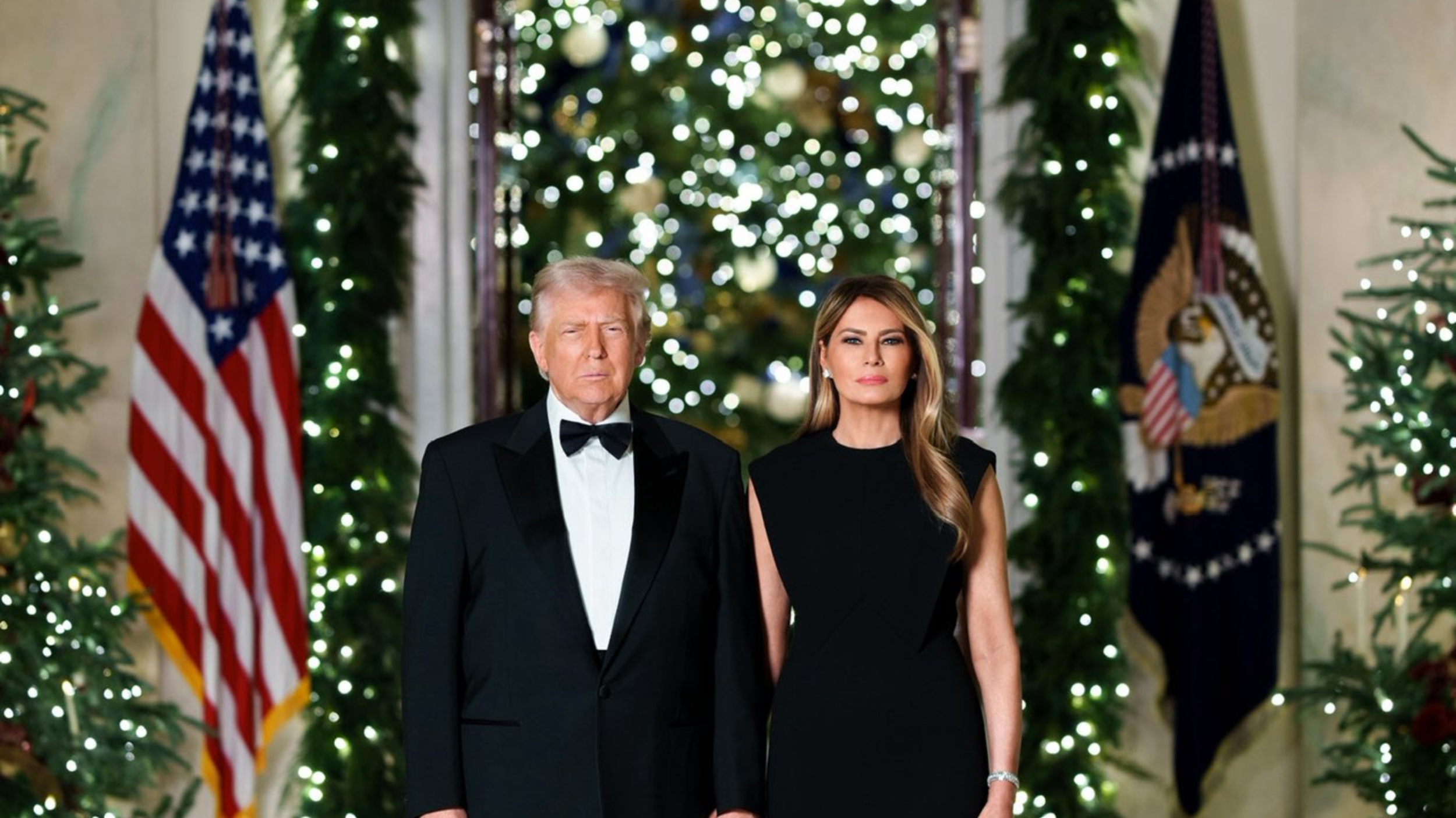https://d.ibtimes.com/en/full/4638504/white-house-official-christmas-photo-2025.png