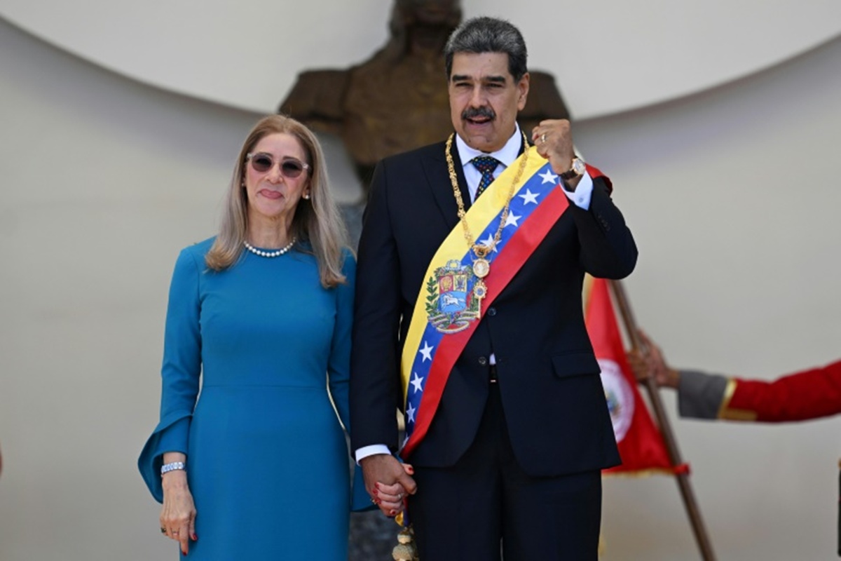 https://d.ibtimes.com/en/full/4639269/nicolas-maduro-cilia-adela-flores-de-maduro.jpg