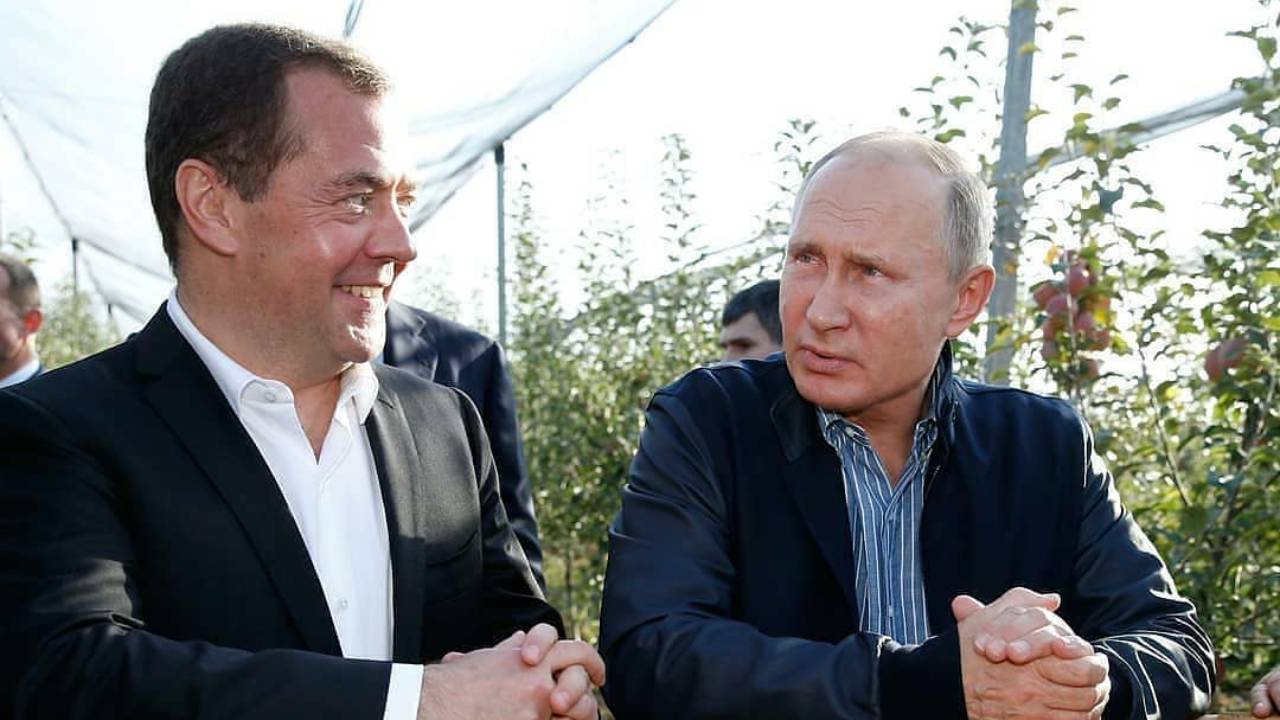 https://d.ibtimes.com/en/full/4640615/dmitry-medvedev-vladimir-putin.jpg