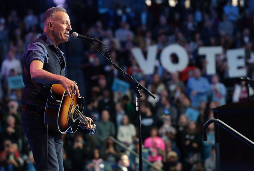 Bruce Springsteen Speaks Out on Minneapolis ICE Shooting During Surprise Onstage Speech