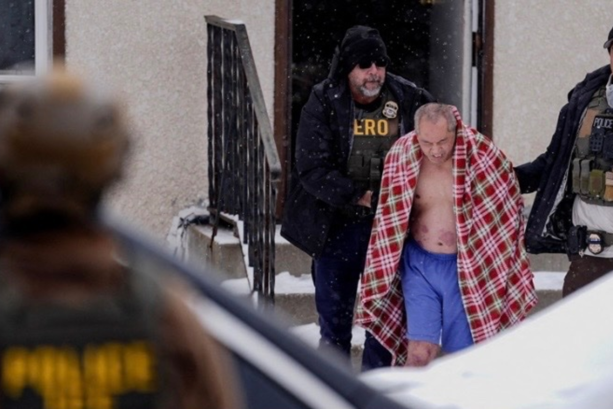 ICE Breaks Down Wrong Door, Detains US Citizen in Blue Shorts and Crocs During Minnesota Freeze