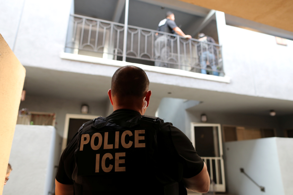 https://d.ibtimes.com/en/full/4641491/us-immigration-customs-enforcements-ice-fugitive-operations-team.jpg