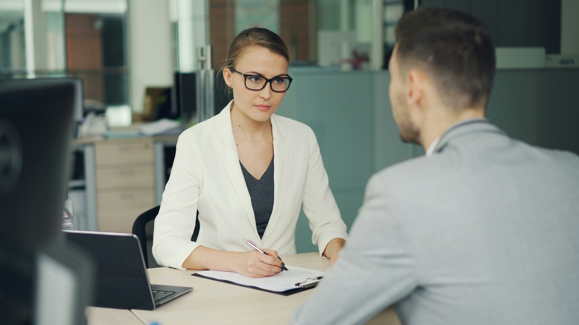 https://d.ibtimes.com/en/full/4643628/woman-glasses-interviews-man-office-desk.jpg