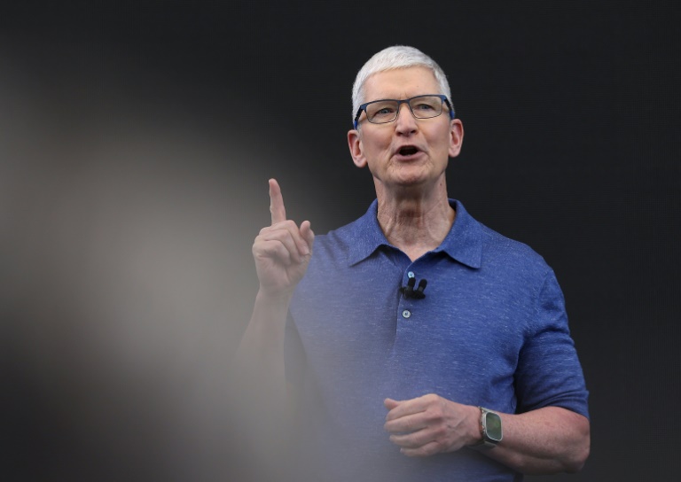 https://d.ibtimes.com/en/full/4643727/apple-ceo-tim-cook-june-2024-announces-plans-incorporate-ai-apple-software-hardware.jpg