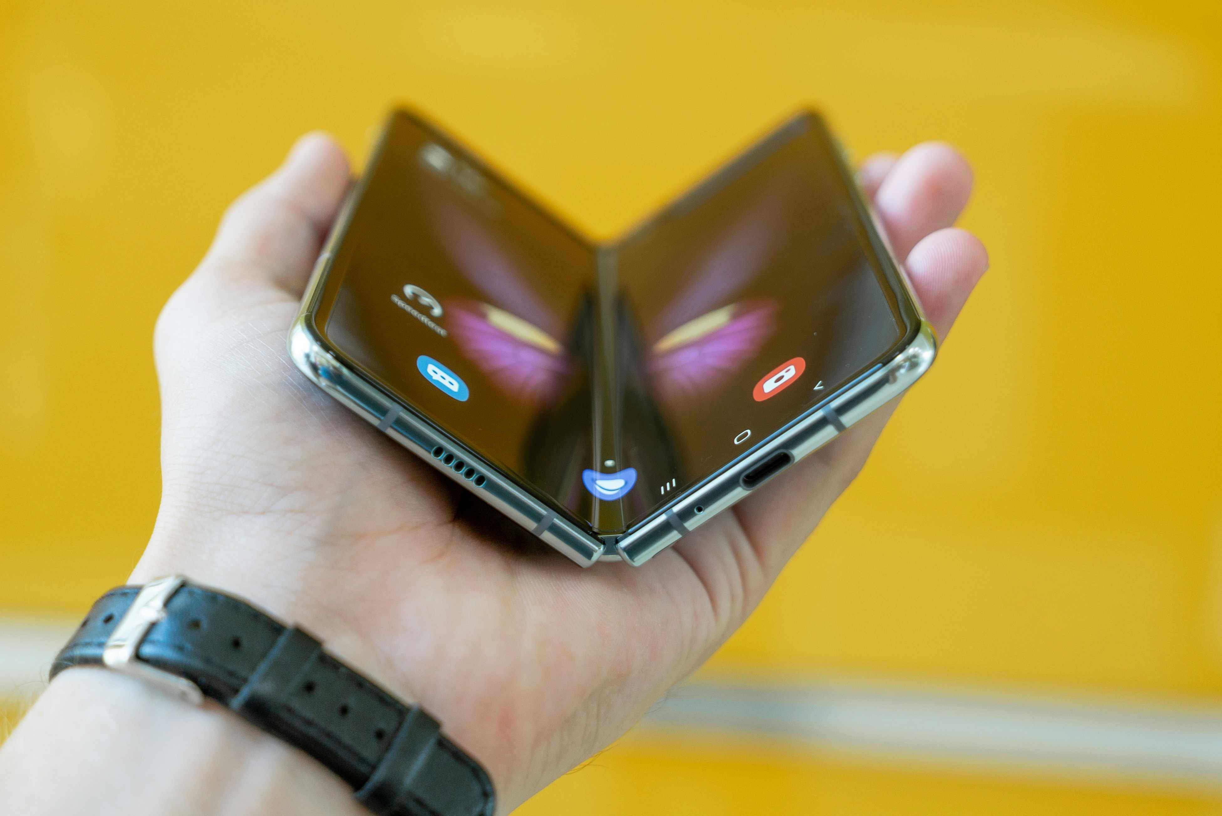 https://d.ibtimes.com/en/full/4643962/person-holding-foldable-phone.jpg