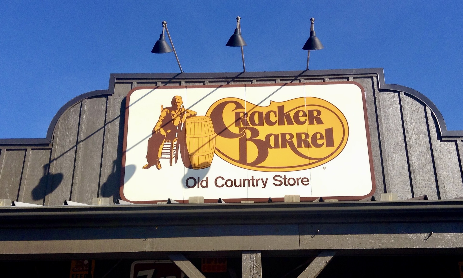 https://d.ibtimes.com/en/full/4644884/cracker-barrel.jpg