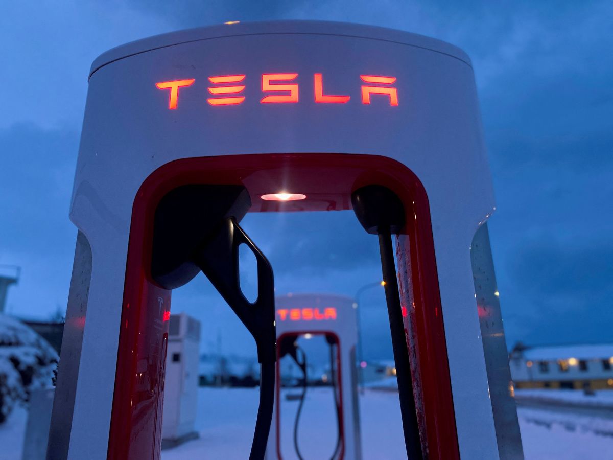 https://d.ibtimes.com/en/full/4644956/tesla-electric-vehicle-chargers-are-seen-during-winter-hofn.jpg