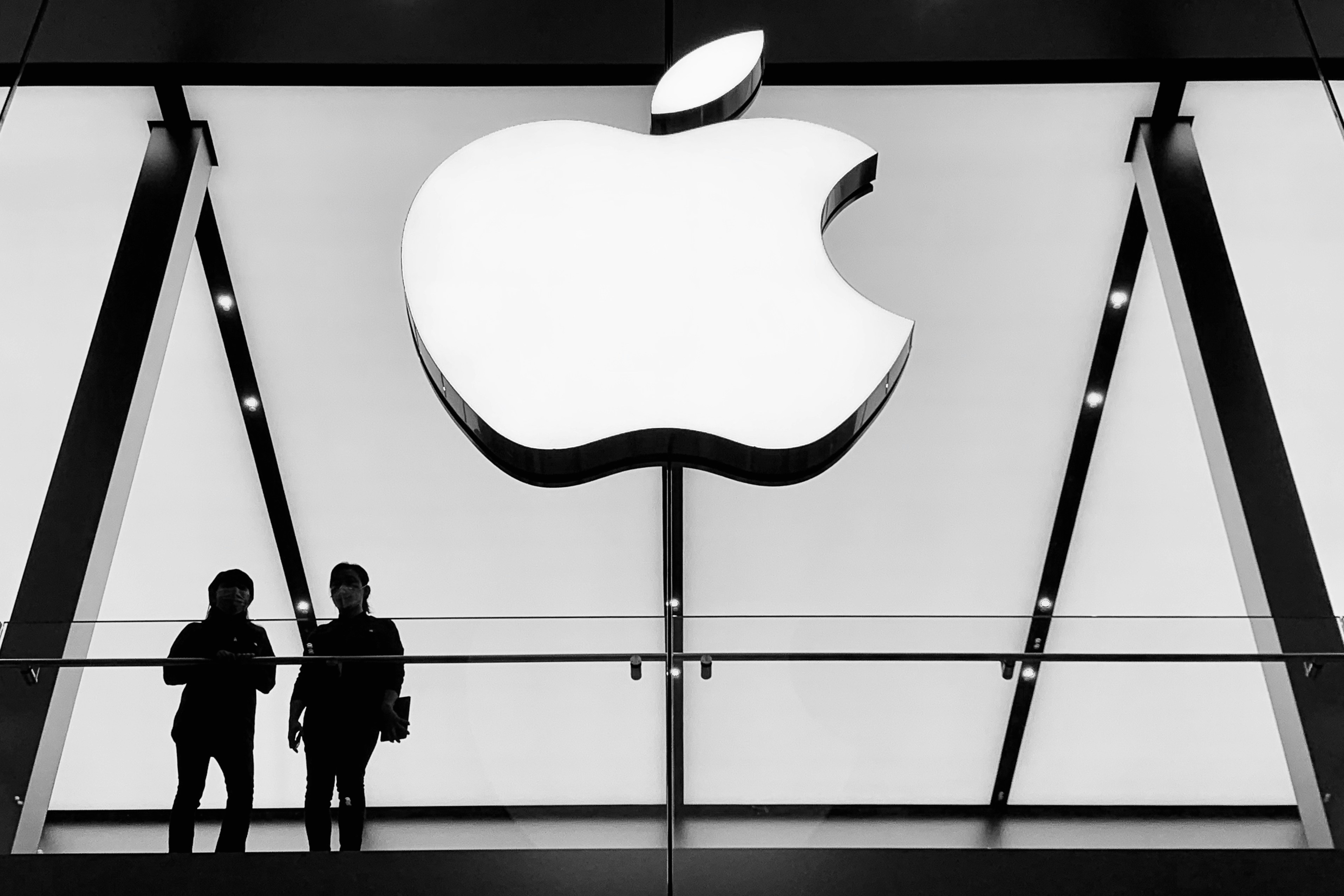 https://d.ibtimes.com/en/full/4645243/people-standing-near-apple-logo.jpg
