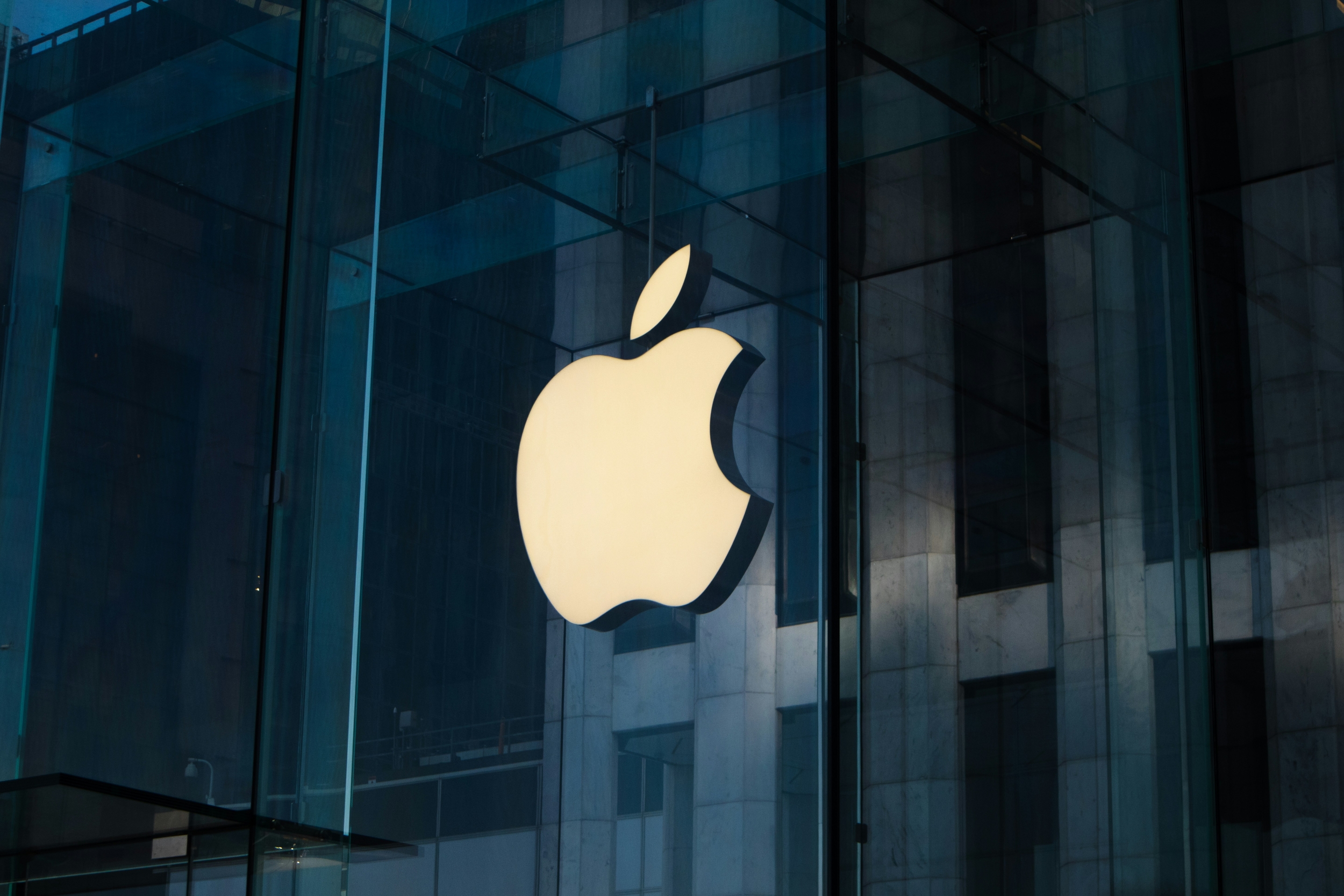 https://d.ibtimes.com/en/full/4646669/apple-logo-glass-window.jpg